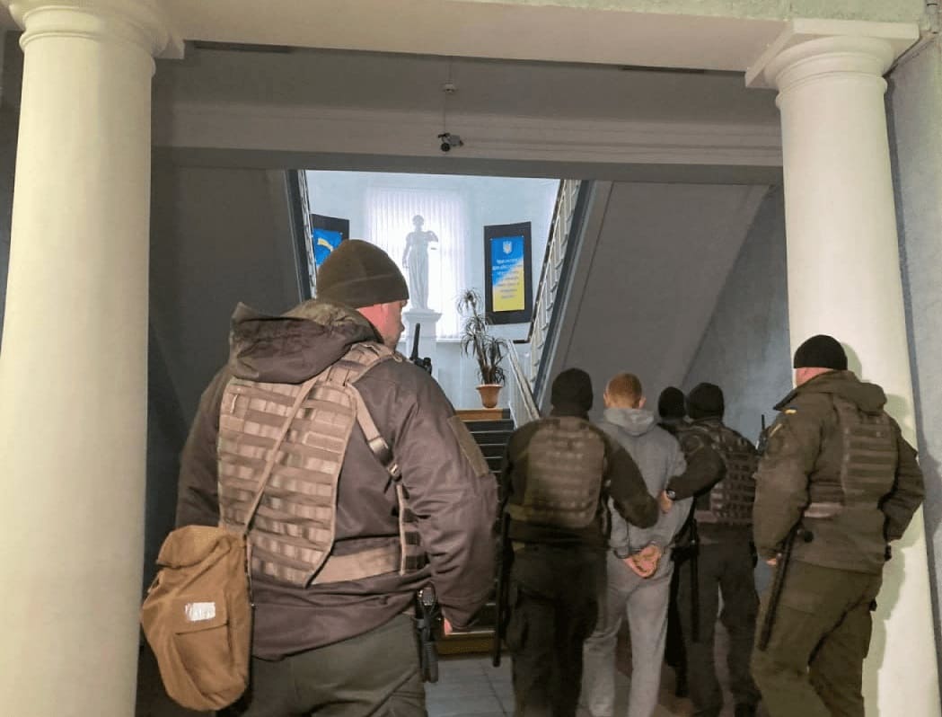 Затриманого виводять з зали суду