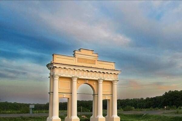 Тріумфальна арка в Диканьці.